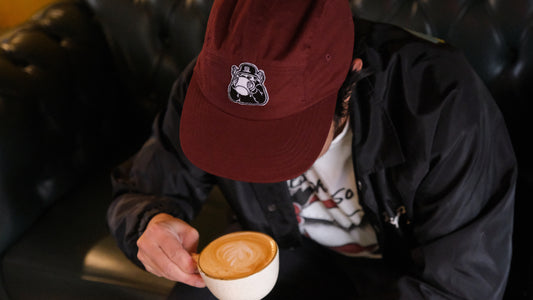 Coffee & Comfy — Boné 5 Panel